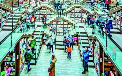     九龙坡区钟书阁网红书店吸引了众多市民。杨孟摄