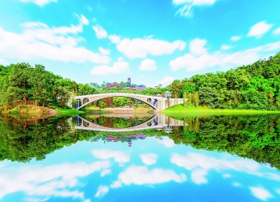    华岩旅游区位于九龙坡区华岩村，享有“巴山灵境”之美誉。杨孟摄