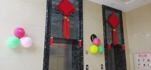 为迎接客人，马军和酒店工作人员装饰的气球。 受访者供图