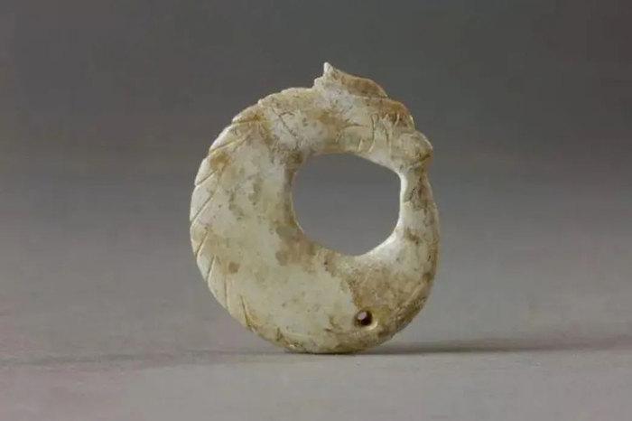 ▲凌家滩遗址出土玉龙。（图片来源：新华网发 含山县博物馆供图）