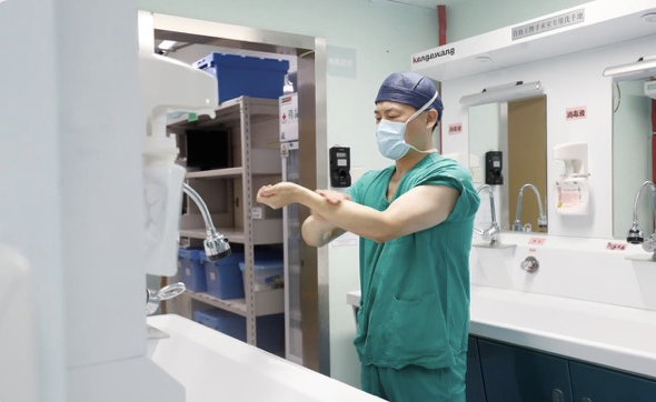 　　刘副院长正在做术前准备