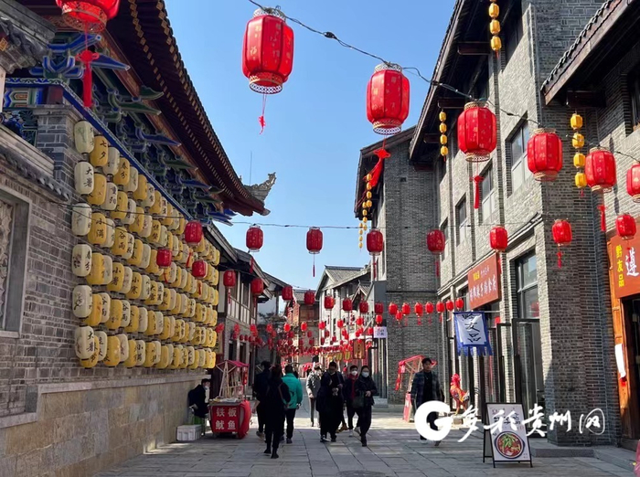 古镇内挂满了喜庆的红灯笼