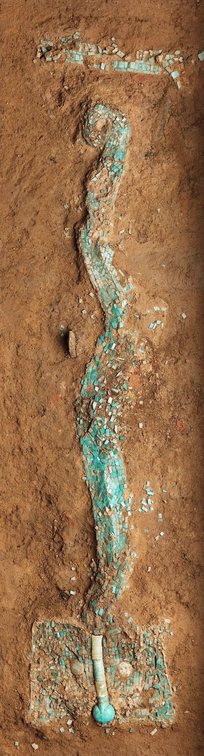 ▲二里头遗址出土绿松石龙形器。（二里头夏都遗址博物馆藏）