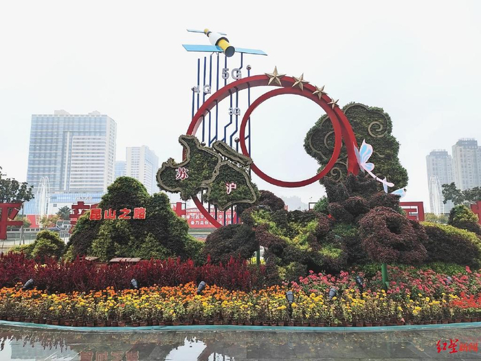 昆山南高铁站外，标识讲述着“昆山之路”精神与环苏沪的地理优势