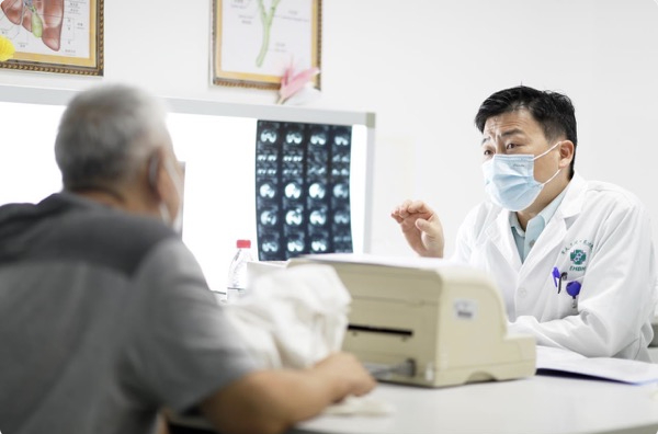 　　刘副院长正在与患者亲切交流病情