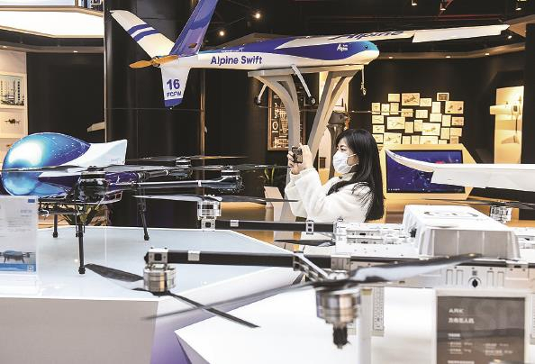 图说：华东无人机基地内展示的各款无人机 本报记者 陶磊 摄