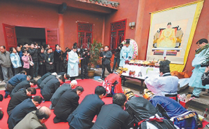     韩国明氏宗亲会成员跪拜先祖（资料图）