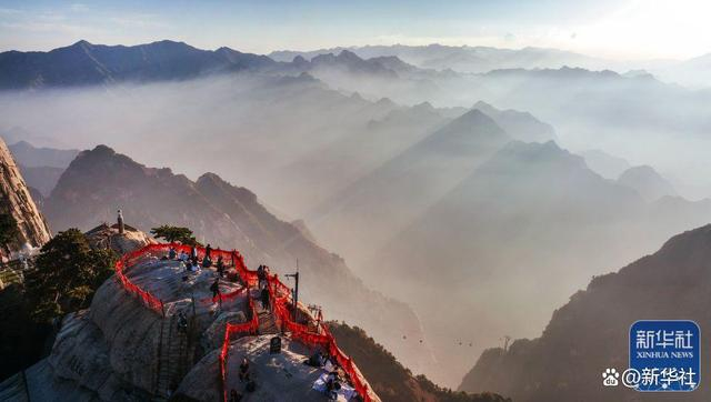 ↑2022年9月25日，夕阳西下，雨后初霁的西岳华山，云雾萦绕，宛如仙境（无人机照片）。新华社记者 陶明 摄