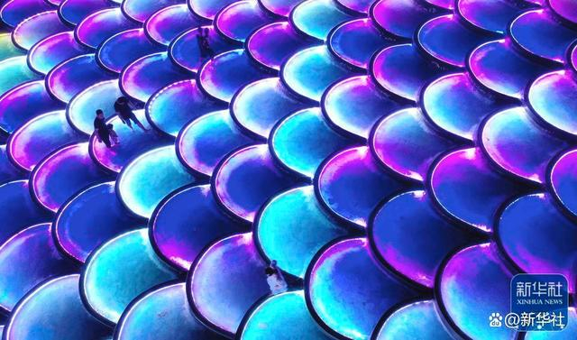 ↑2022年8月2日晚，游客在河北省遵化市团瓢庄乡山里各庄村的鱼鳞坝景点游玩（无人机照片）。新华社发（刘满仓 摄）