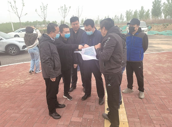 工作人员到包联项目现场解决问题。
