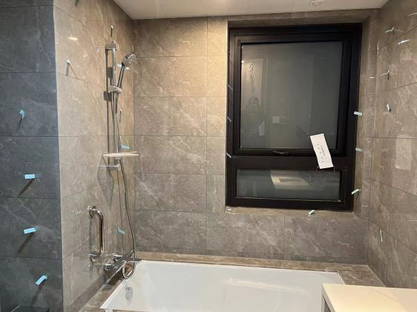 △陈女士家中空鼓瓷砖情况多。