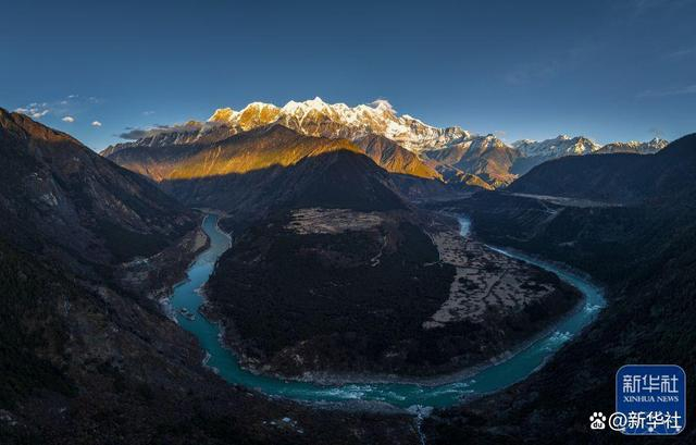 ↑这是2022年11月28日拍摄的流淌在南迦巴瓦峰脚下的雅鲁藏布江（无人机合成照片）。新华社发（董志雄 摄）
