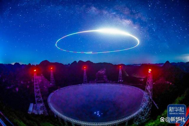 ↑2022年7月24日拍摄的“中国天眼”夜景（维护保养期间拍摄，无人机光绘）。新华社记者 欧东衢 摄