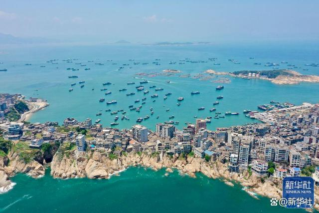 ↑2022年8月16日，福建省福州市连江县苔菉中心渔港开渔出海的渔船在海面航行（无人机照片）。新华社记者 姜克红 摄