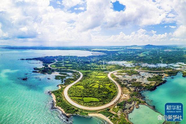 ↑这是2022年10月6日在海南儋州峨蔓火山海岸拍摄的海南环岛旅游公路（无人机照片）。 新华社记者 蒲晓旭 摄