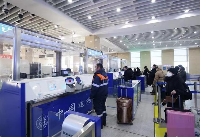 1月8日，二连浩特边检站里排队过边检的旅客。 图片来源：二连浩特市委宣传部