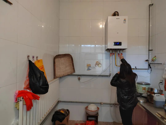 河北省磁县路村营乡北郭村一户村民指着自家的壁挂炉称，用天然气取暖经济成本太高了。（摄影 本刊记者/周群峰）