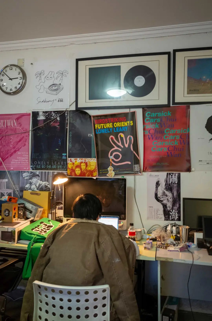兵马司办公区的墙面被曾与厂牌合作过的乐队海报占据。｜摄影：张博原