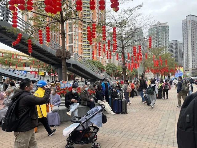 福田口岸人头攒动