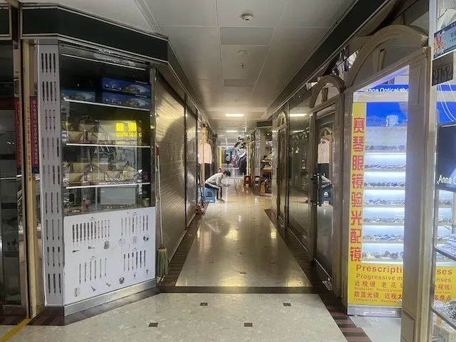 罗湖商业城内只有寥寥几个店铺营业