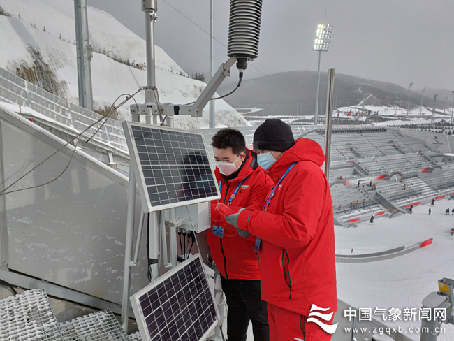 张家口赛区气象装备保障团队队员维护国家跳台滑雪中心气象观测设备。王旭海 摄影