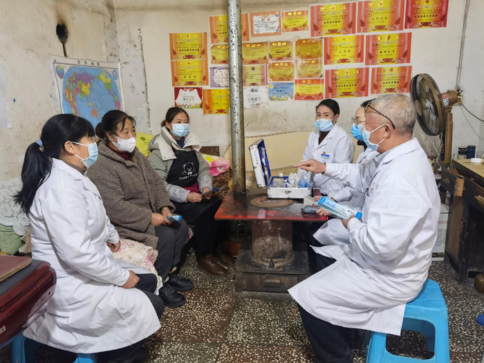 贵定县昌明镇家庭医生团队在该镇九百户村入户随访