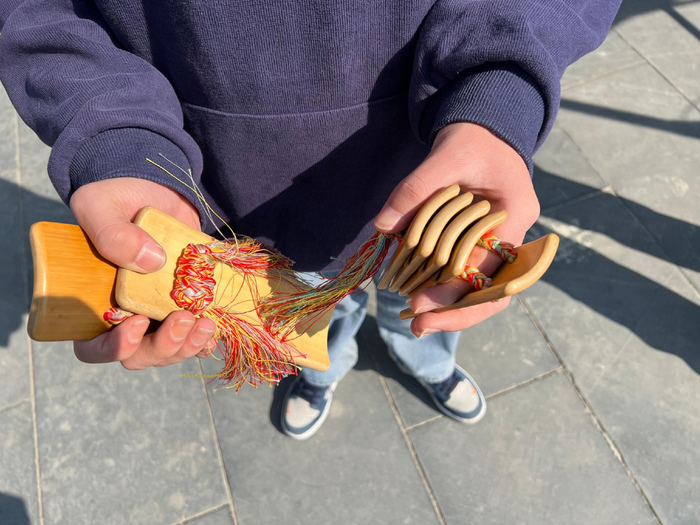 春黔社相声演员向记者展示快板