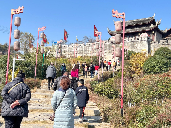 古镇的游客络绎不绝