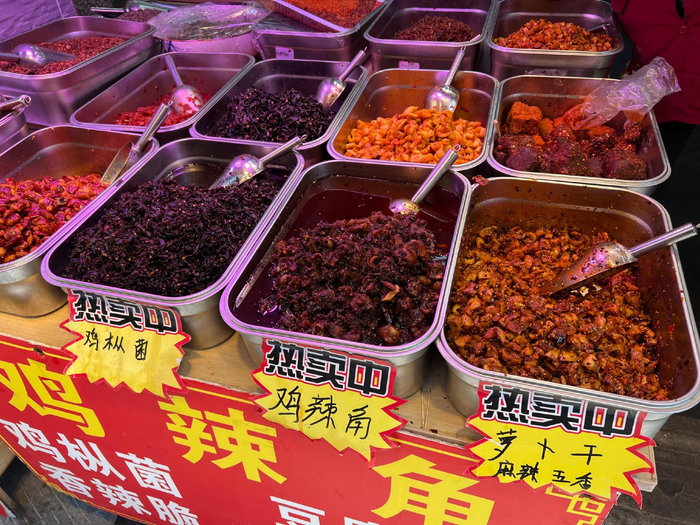 青岩特色美食摆满了桌子