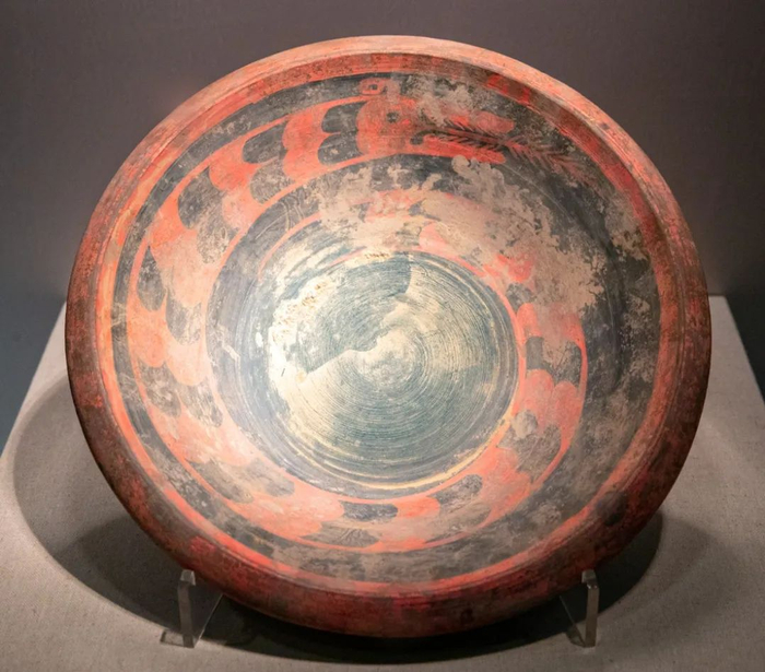 ▲陶寺遗址出土彩绘盘龙纹陶盘。（山西博物院藏）