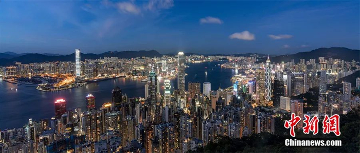 图为维多利亚港夜景。张炜 摄 