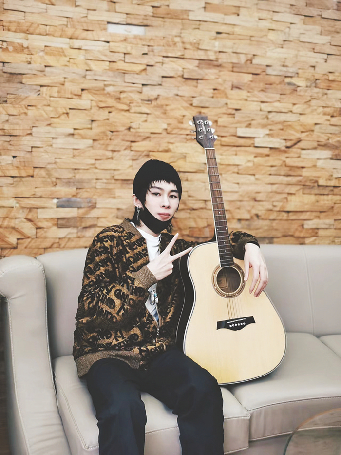     李恒宾和他心爱的吉他