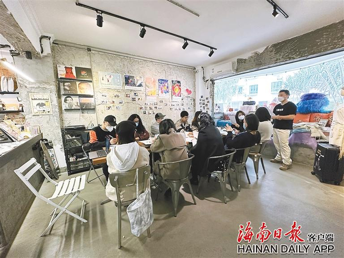 　　“海有戏”即兴剧团举办《暗恋桃花源》剧本围读会。海南日报记者 张婉茜 摄