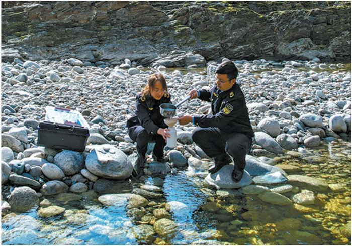 一月六日，西安市黑河水源地环境保护管理总站水质监测科工作人员在采集水样。 本报记者 付玉玮摄