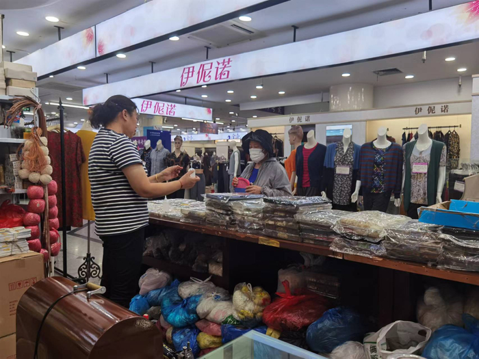 从梦花街找来的老顾客正在纽扣大王店前购买缝纫机油。  实习生 张周楚 澎湃新闻记者 邹佳雯 图