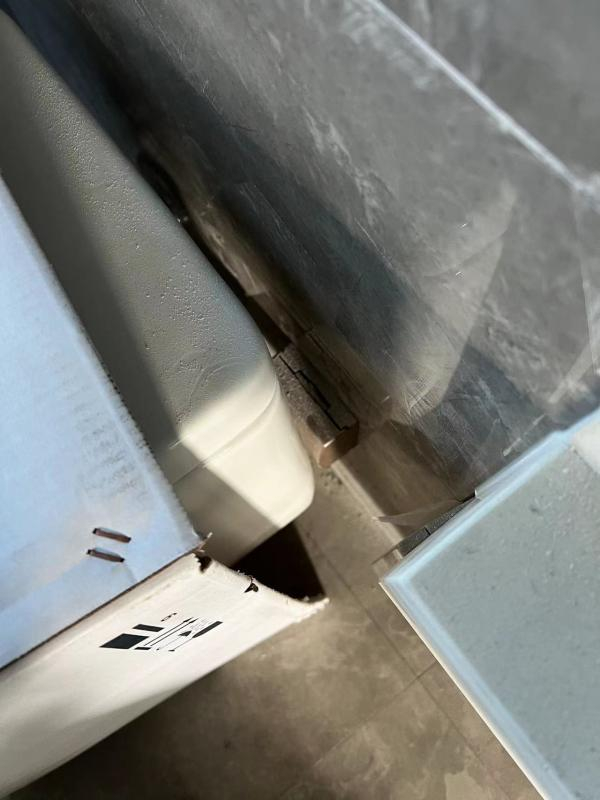 △预看房阶段，陈先生发现马桶把插座挡得严严实实。