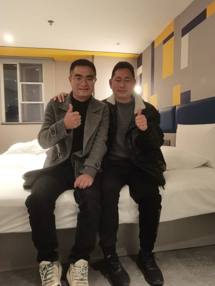 2022年11月18日甘宇（左）在成都与罗永重聚（图片由本人提供）