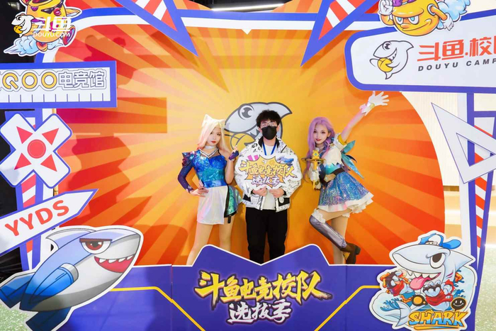 图：斗鱼冰雪主题cos秀，路人与coser合影