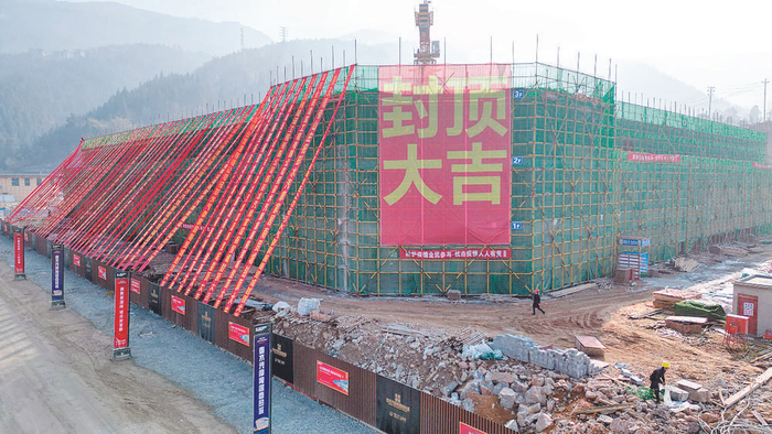     彭水扩城大幕正徐徐展开，图为建设中的靛水新城彭水汽摩家居商贸城。 黄杰 供图