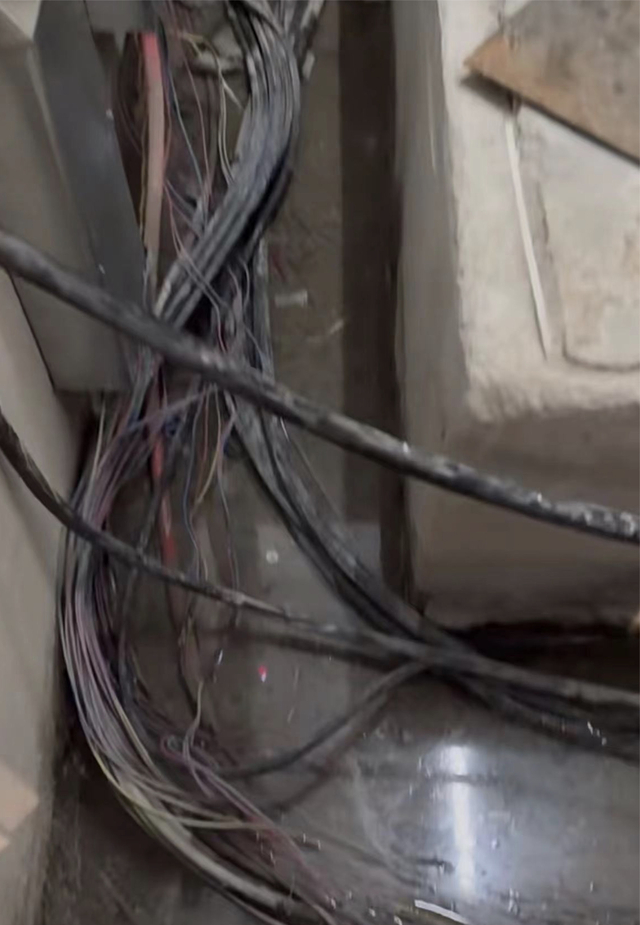 △强电间内出现积水（受访者供图）。