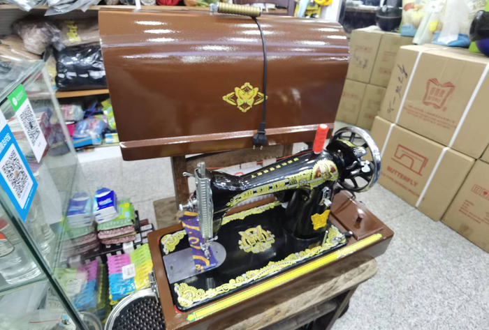 店内摆放着一台老板改装的电动缝纫机。  实习生 张周楚 澎湃新闻记者 邹佳雯 图