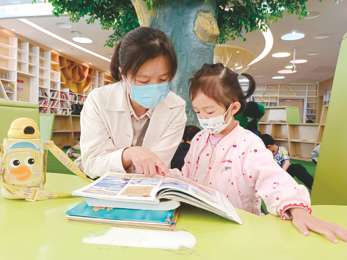     亲子阅读成为城市书店一角的温馨画面