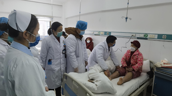 麻江县人民医院下沉医疗队在谷硐镇中心卫生院给病人查房