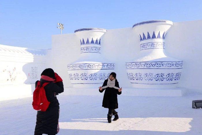 游客与雪雕作品合影