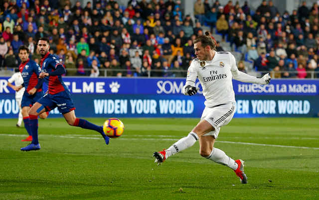 贝尔（右）在皇马赢得了众多荣誉。  图/视觉中国