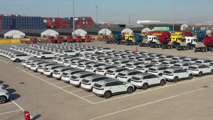 2023年四川首批出口的整车，装船前停放在天津港。受访者供图