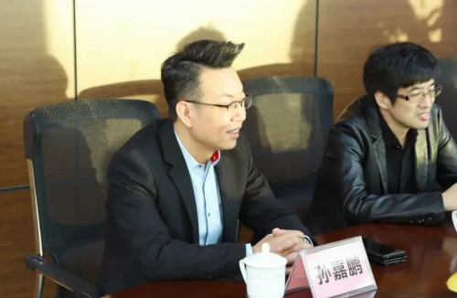 　　华亿大亨集团CEO孙嘉鹏针对议题发言