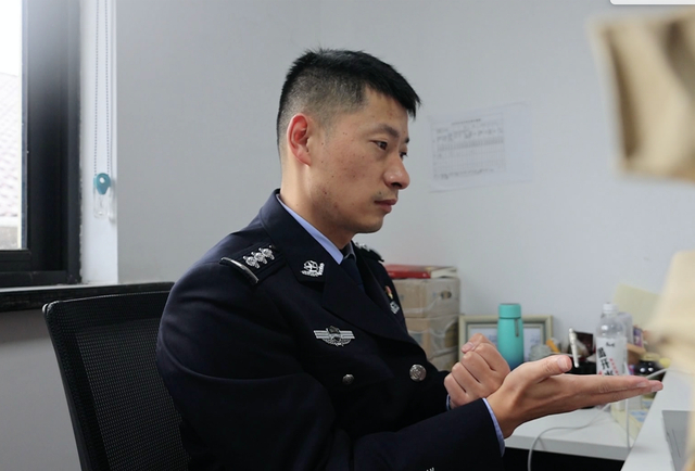 王欣对着视频自学手语。受访者供图