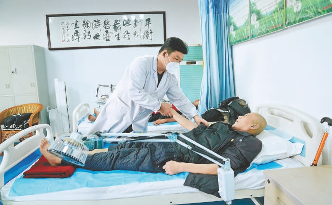 顺义区仁和镇窑坡村村卫生室内，中医医师陈帅正在为村民进行康复治疗。本报记者 刘平摄