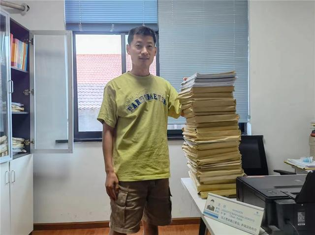 卷宗摞起来近半人高。受访者供图